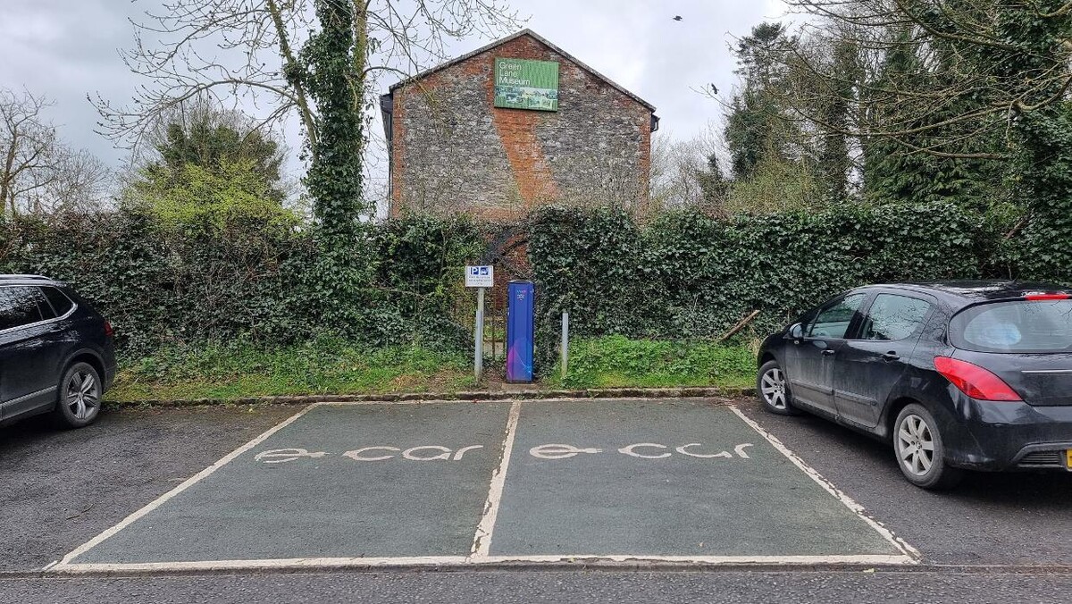 Images Weev Charging Station