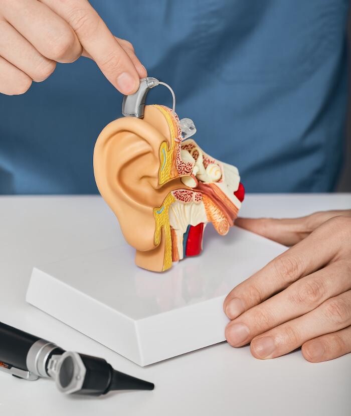 Images Amplify Hearing