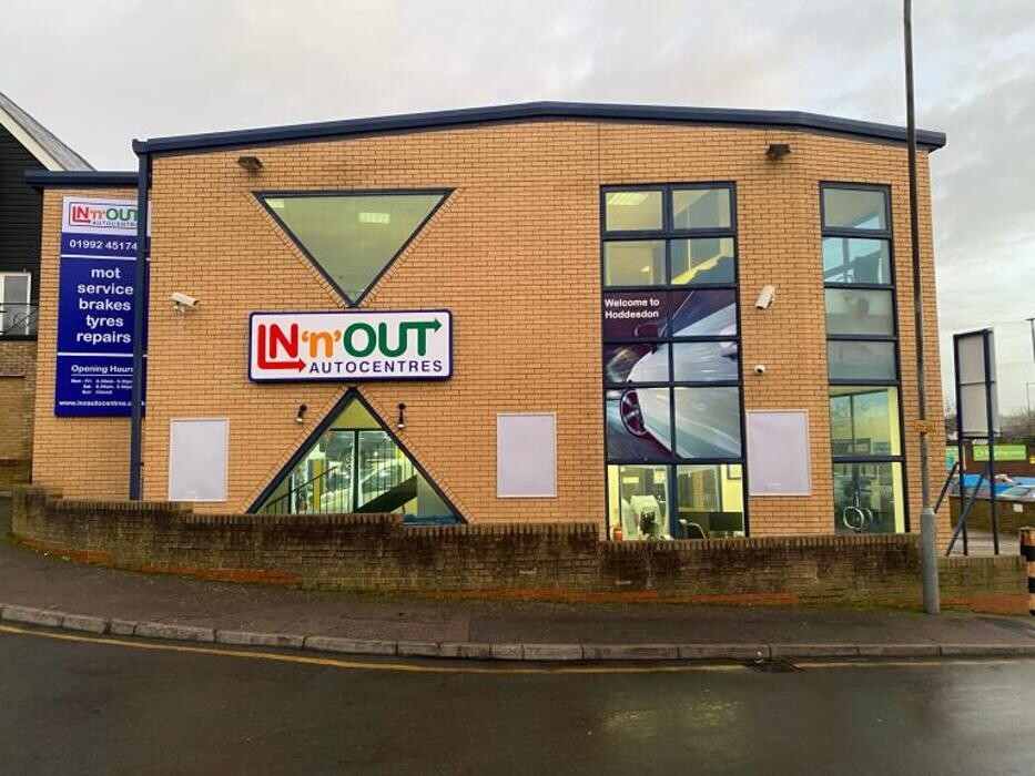 Images IN'n'OUT Autocentres Hoddesdon