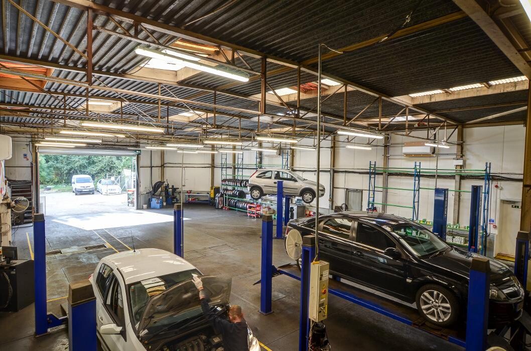 Images IN'n'OUT Autocentres Basildon