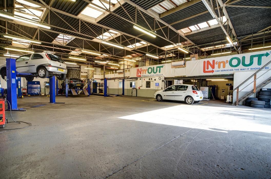 Images IN'n'OUT Autocentres Basildon