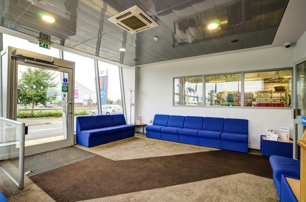 Images IN'n'OUT Autocentres Stockton