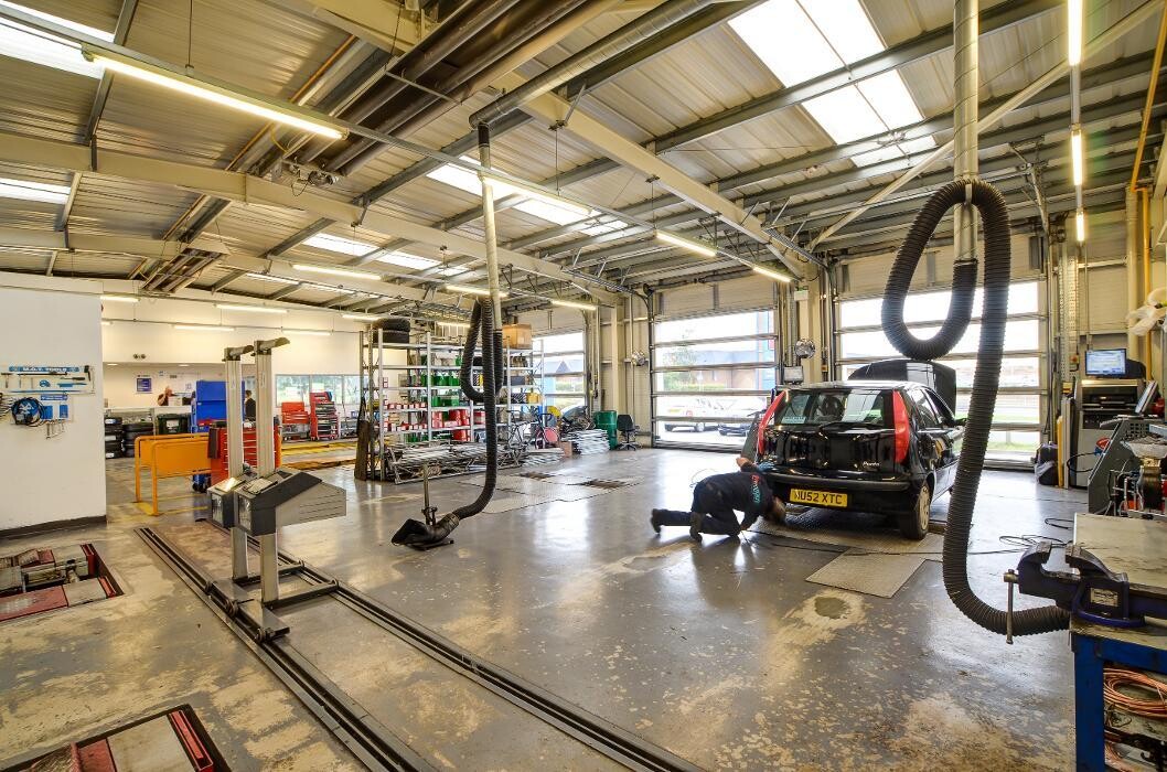Images IN'n'OUT Autocentres Stockton