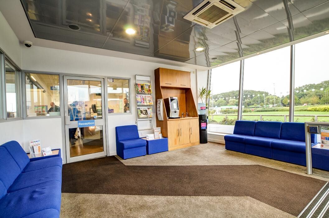 Images IN'n'OUT Autocentres Stockton