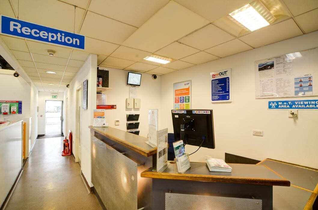 Images IN'n'OUT Autocentres Stockton