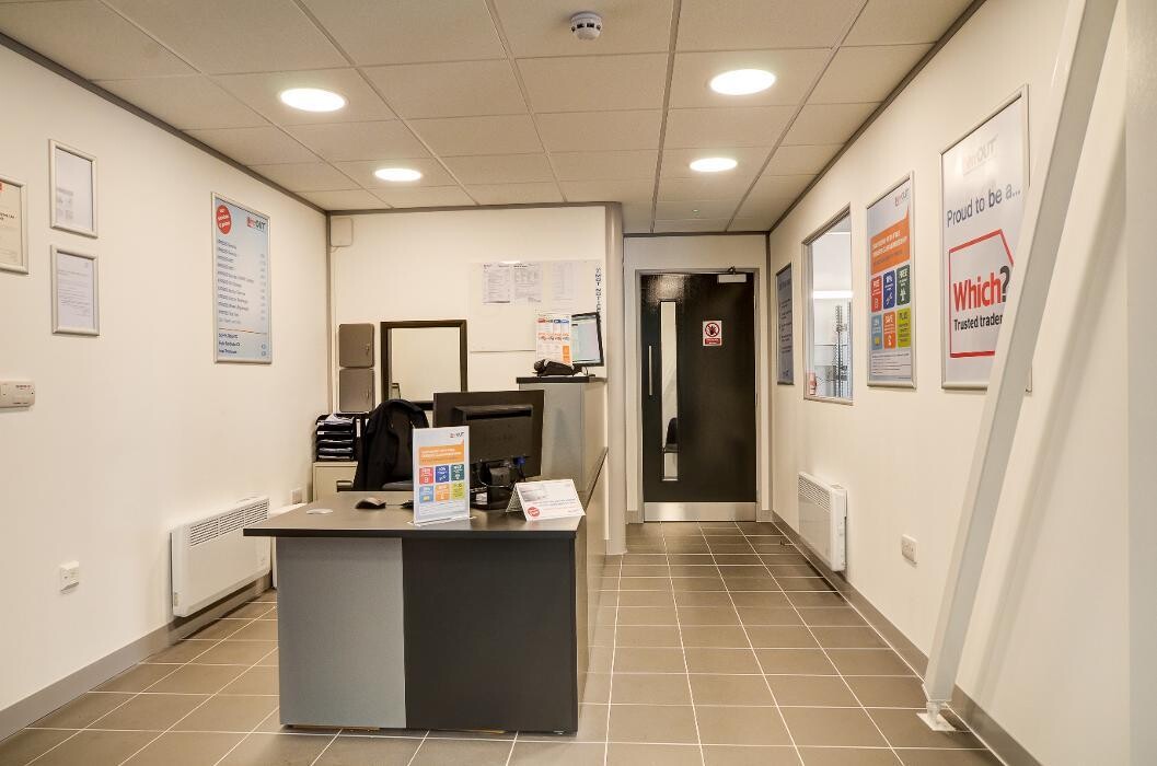 Images IN'n'OUT Autocentres Newark