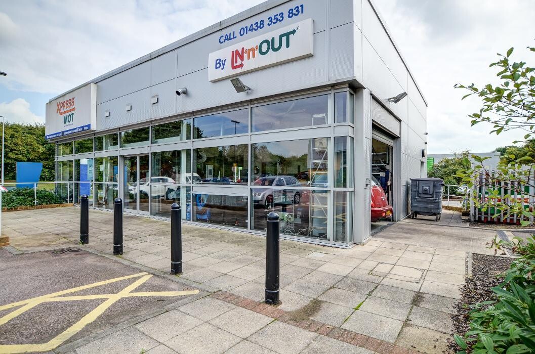 Images IN'n'OUT Autocentres Stevenage
