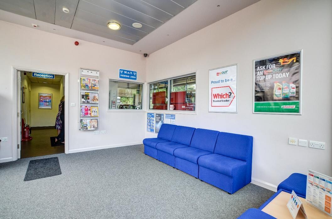 Images IN'n'OUT Autocentres Stevenage