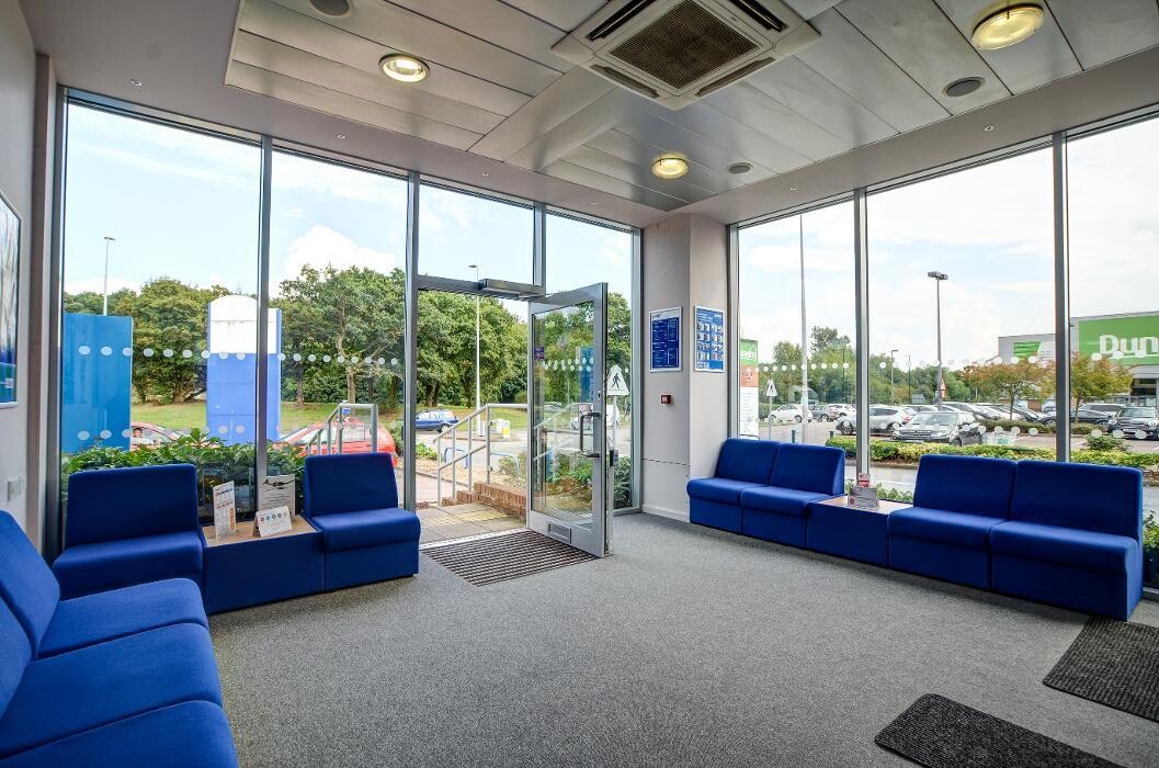Images IN'n'OUT Autocentres Stevenage