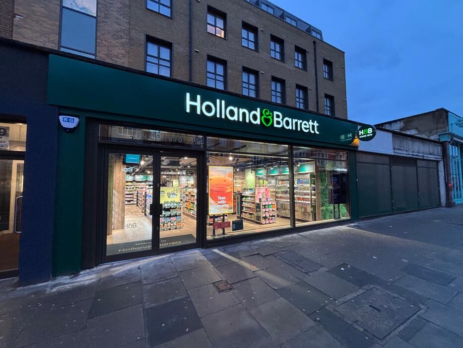Images Holland & Barrett - Clapham