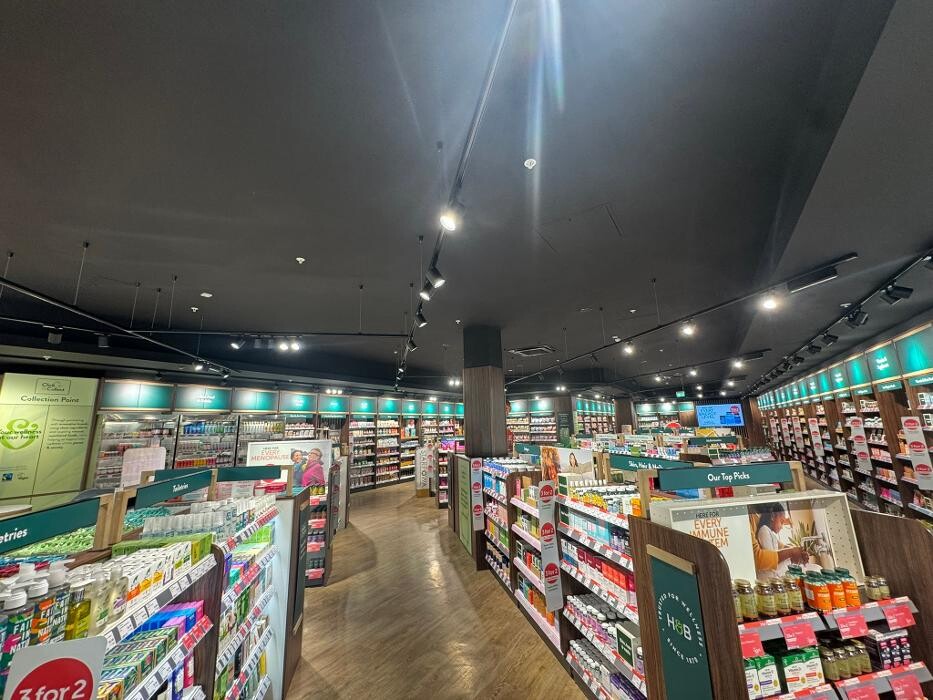 Images Holland & Barrett - Milton Keynes