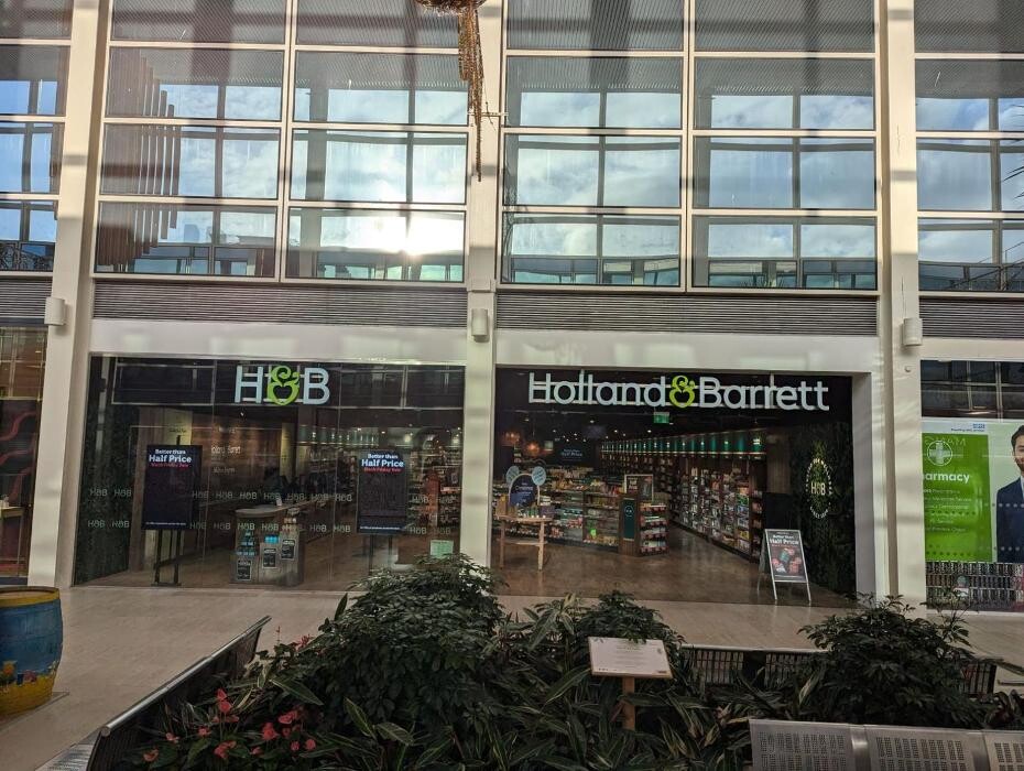 Images Holland & Barrett - Milton Keynes