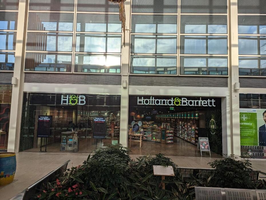 Images Holland & Barrett - Milton Keynes