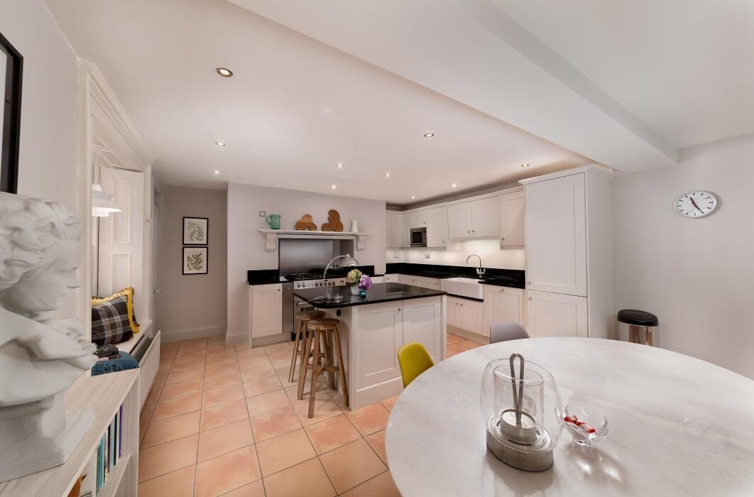 Images Pat Robson & Co. Ltd