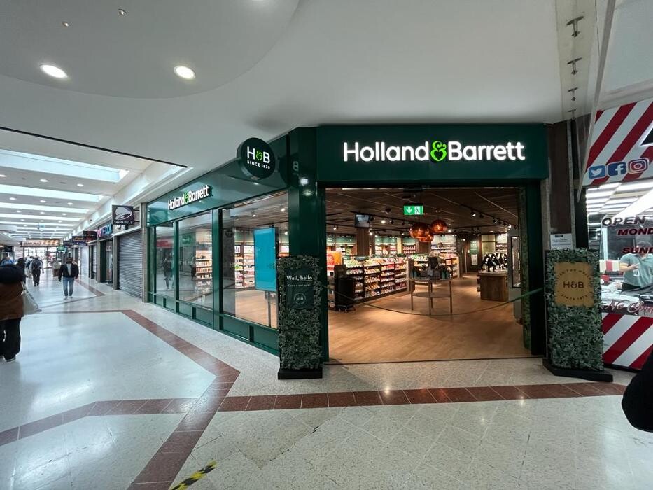 Images Holland & Barrett - Stratford East London
