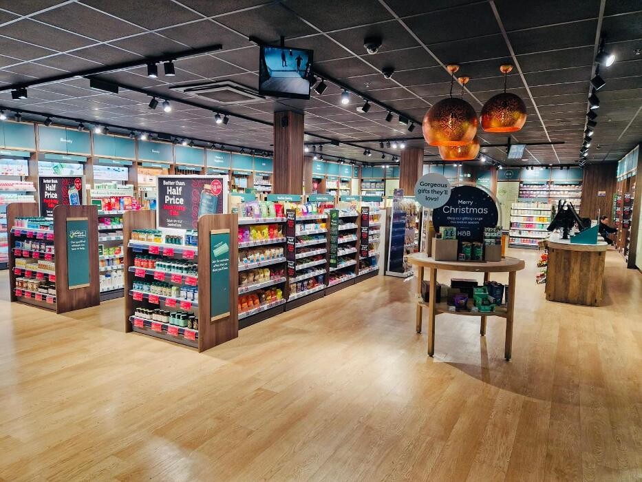 Images Holland & Barrett - Stratford East London