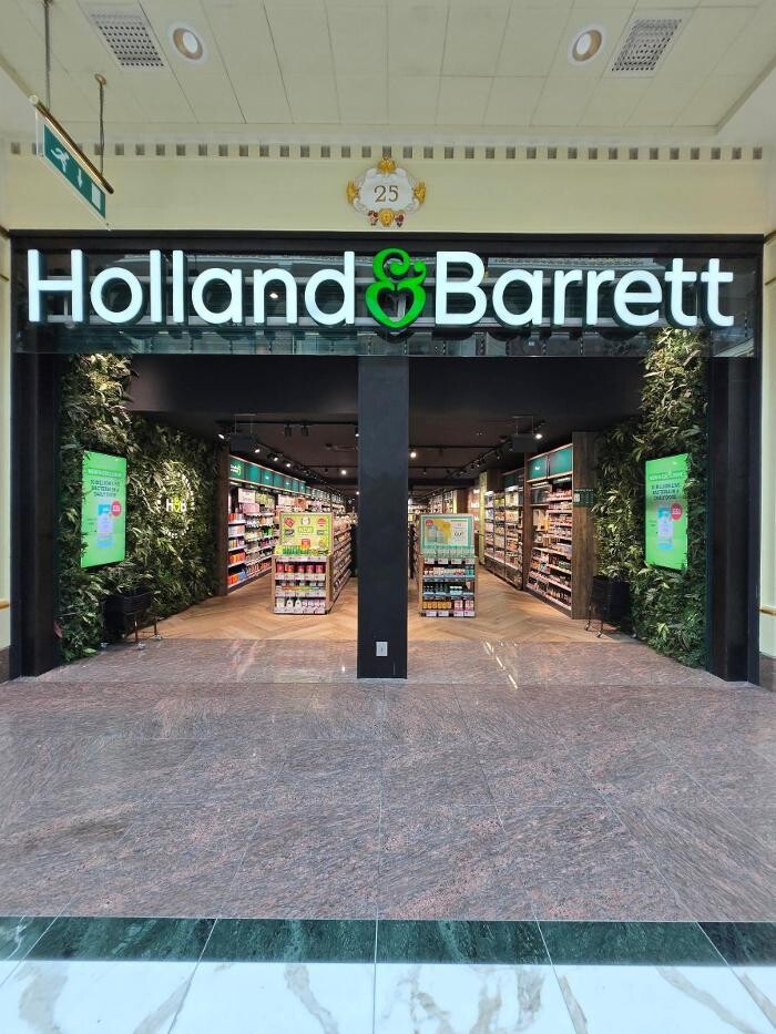 Images Holland & Barrett - Trafford Centre