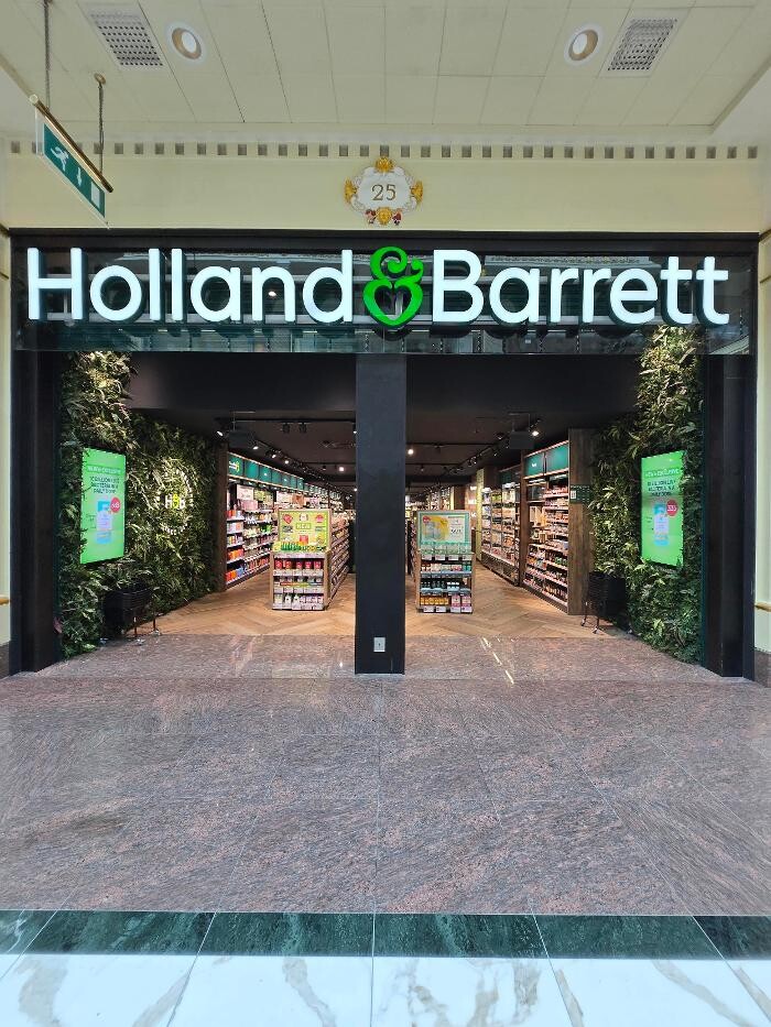 Images Holland & Barrett - Trafford Centre