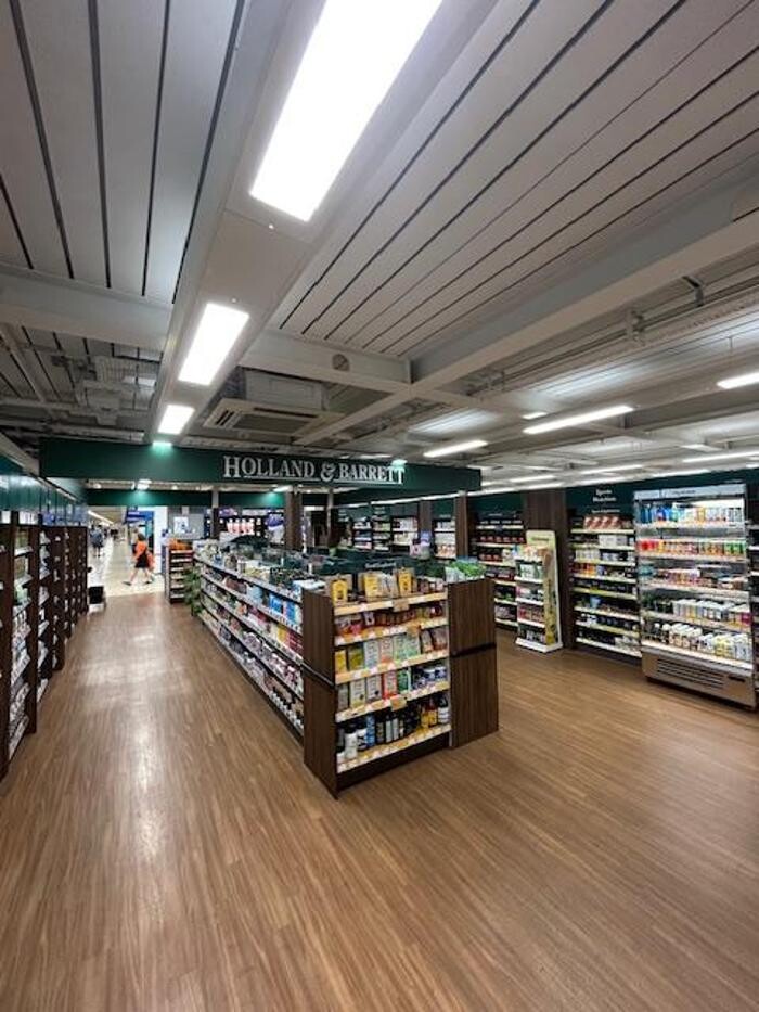 Images Holland & Barrett - Gatwick Tesco