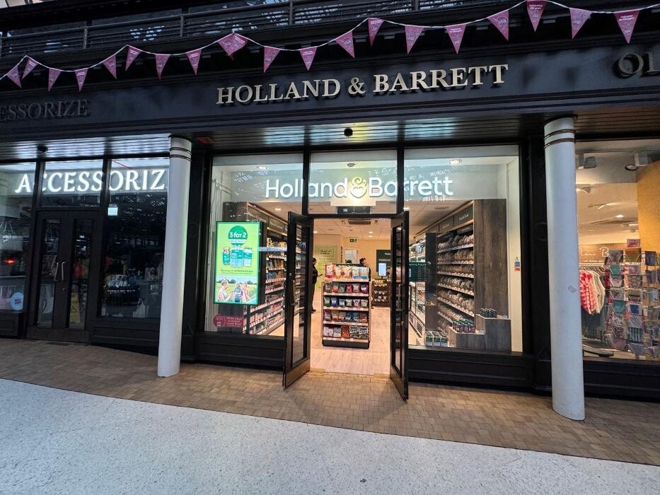 Images Holland & Barrett - Glasgow Station
