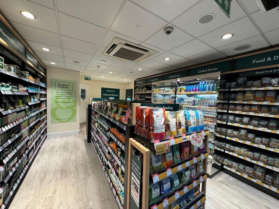 Images Holland & Barrett - Glasgow Station