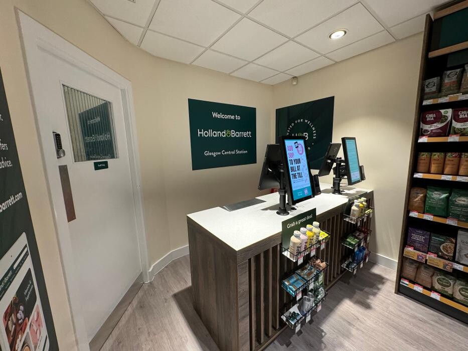 Images Holland & Barrett - Glasgow Station