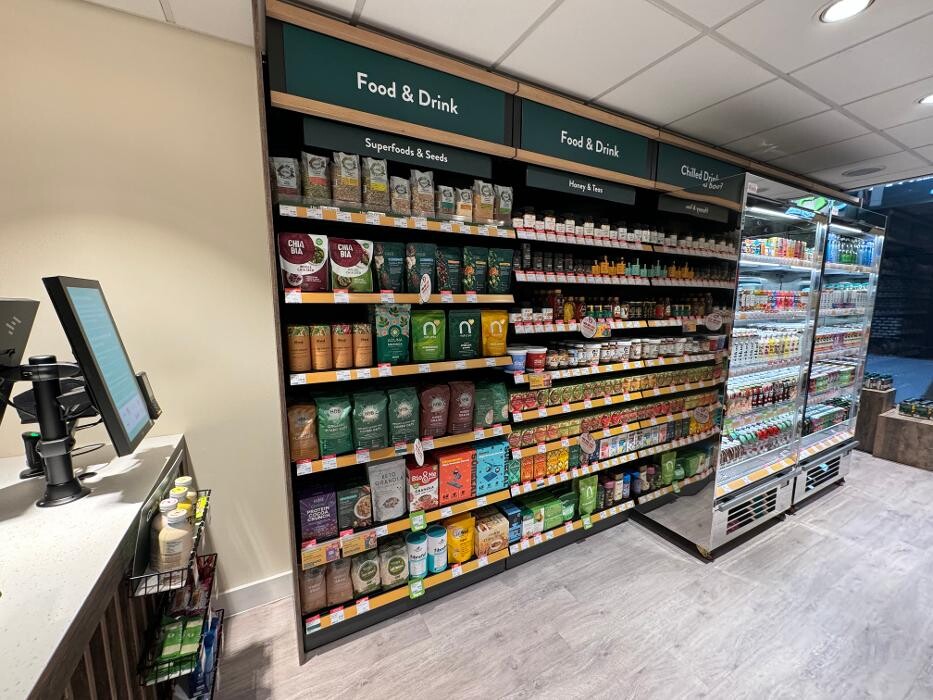 Images Holland & Barrett - Glasgow Station