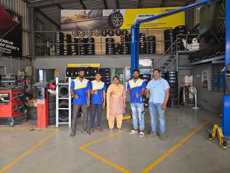 Images மசசலன டயரஸ & சரவஸ -அமத டயரஸ