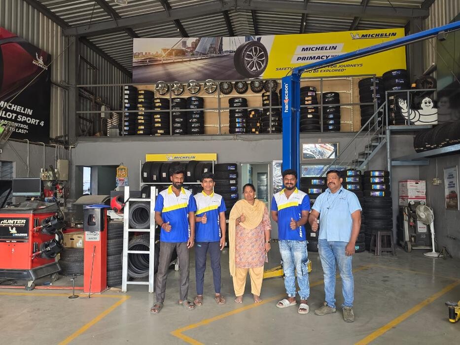 Images மசசலன டயரஸ & சரவஸ -அமத டயரஸ