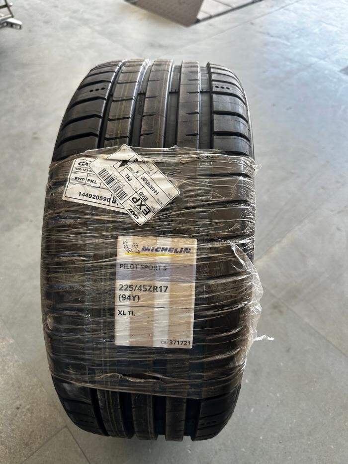 Images Michelin Tyres & Services - Universal Tyres