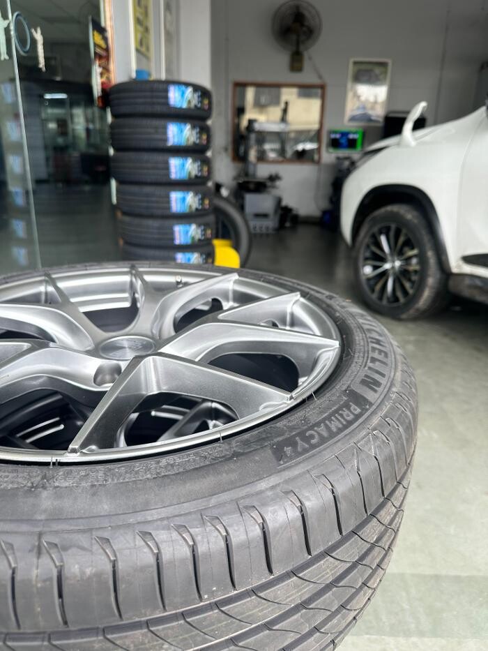 Images Michelin Tyres & Services - Universal Tyres