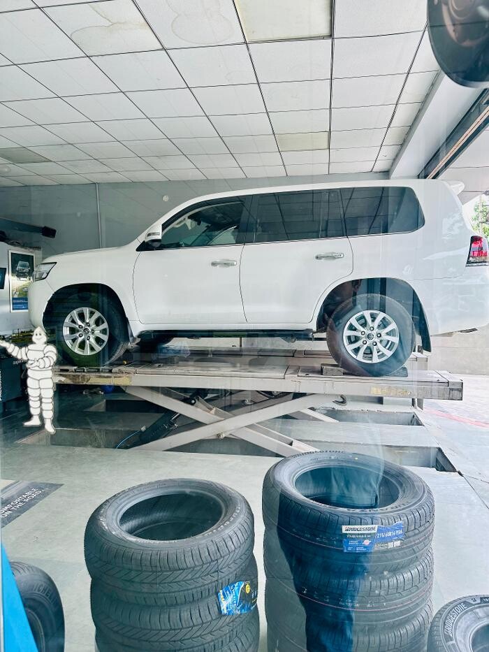 Images Michelin Tyres & Services - Universal Tyres