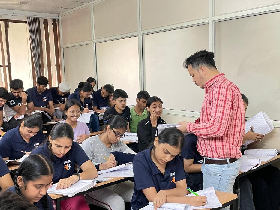 Images Topper's Choice institute JEE Dropper, NEET Dropper - Best Class 9th,10th - 11th,12th, JEE & NEET Coaching in Chandigarh