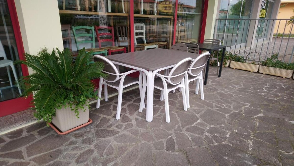 Images Duedi Tavoli e Sedie