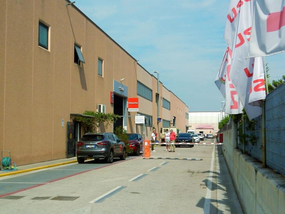 Images Autocaserta Srl - Concessionaria Nissan/ Isuzu/ Piaggio Commercial