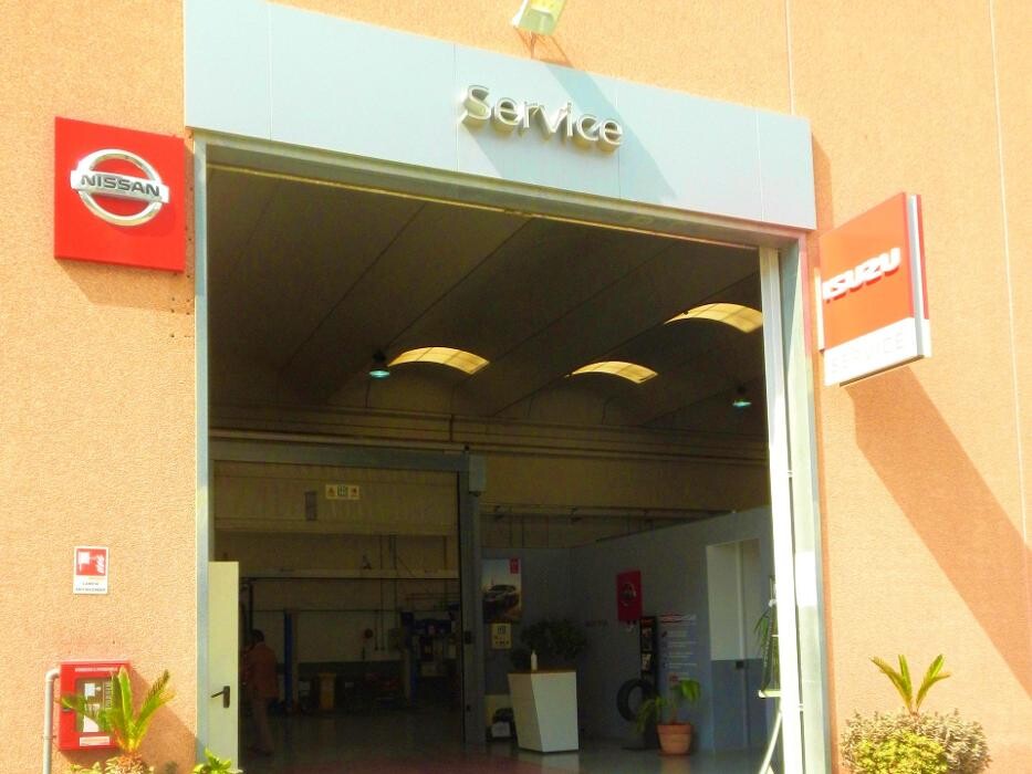 Images Autocaserta Srl - Concessionaria Nissan/ Isuzu/ Piaggio Commercial