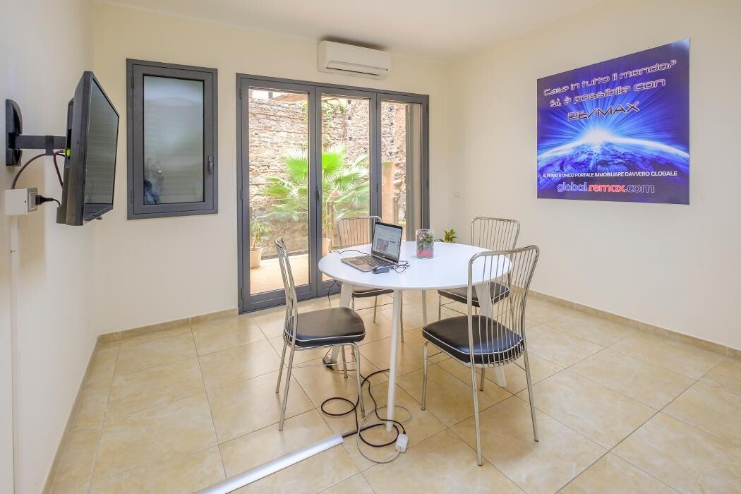 Images RE/MAX City Home 2