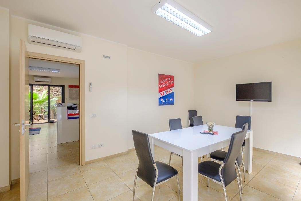 Images RE/MAX City Home 2