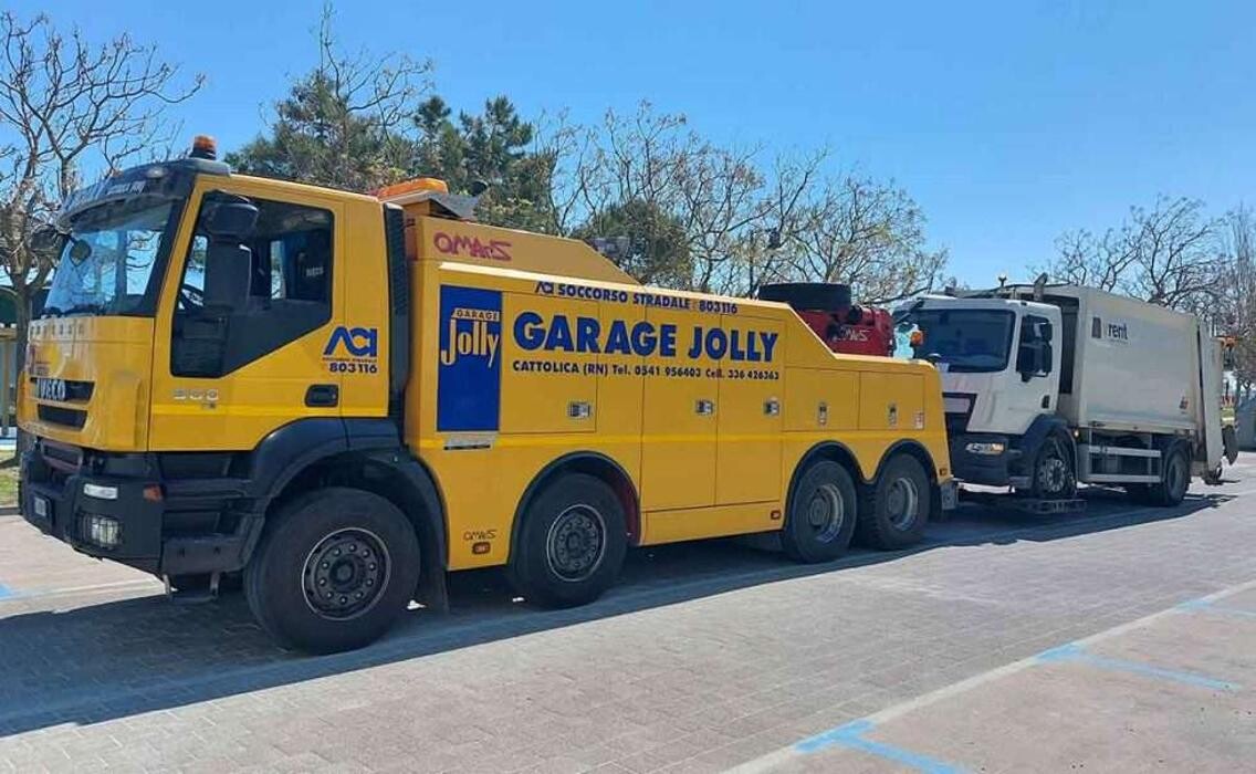 Images Garage Jolly - Noleggio autogru e piattaforme aeree