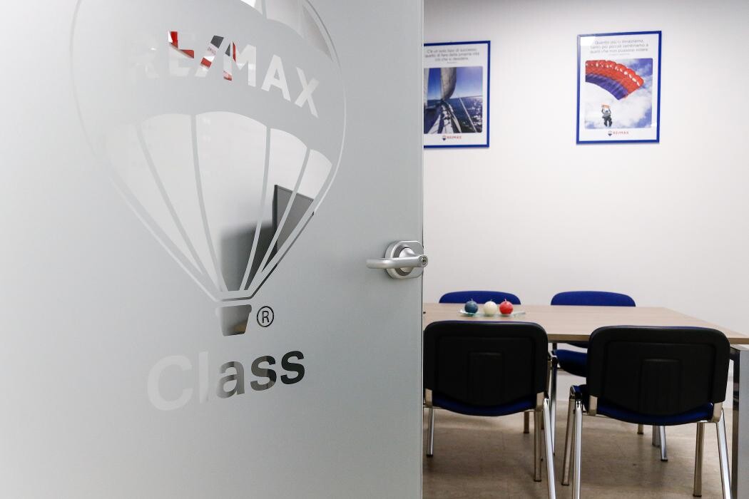 Images RE/MAX Class 2