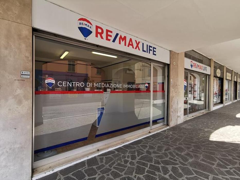 Images RE/MAX Life