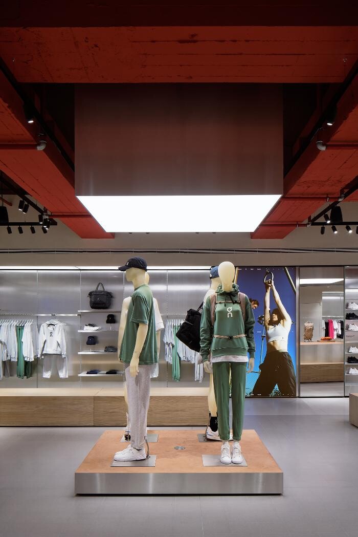 Images On Flagship Store Milan Vittorio Emanuele