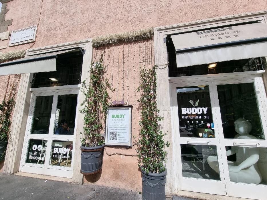 Images Luggage Storage Navona - Radical Storage