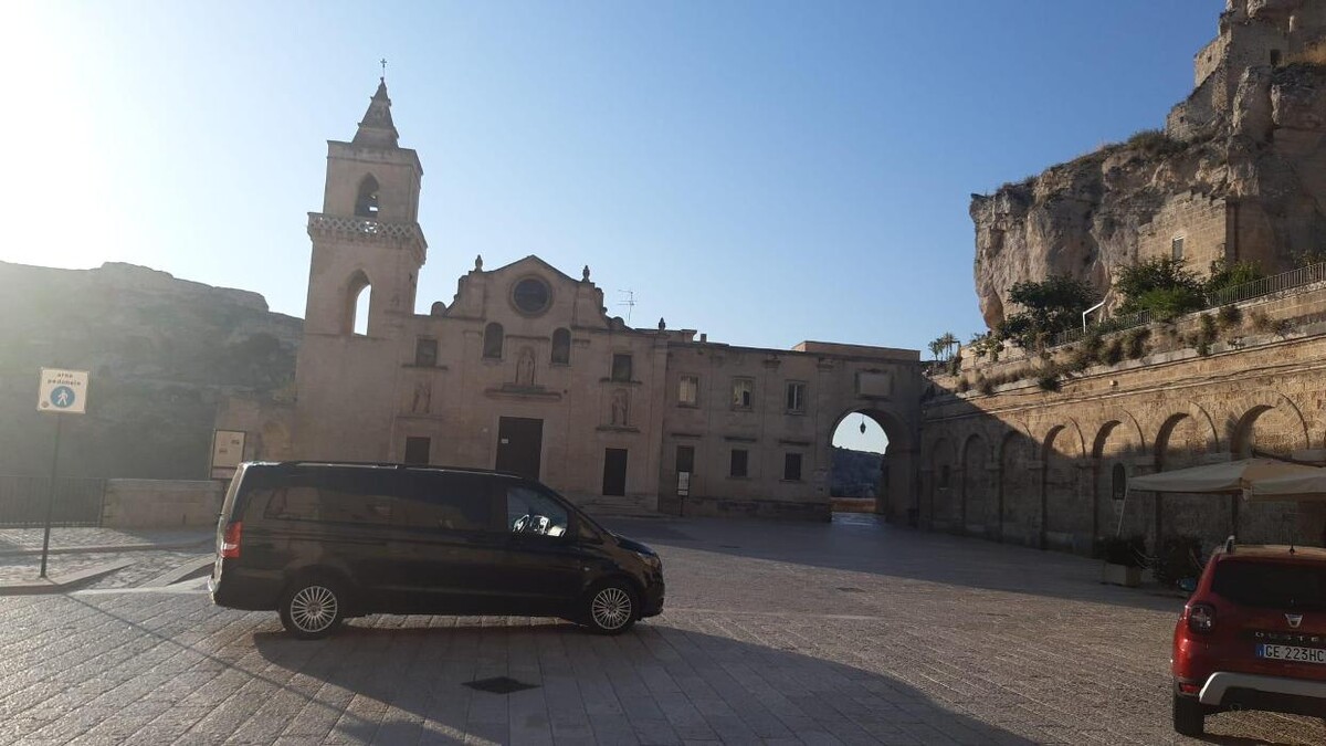 Images Rialbus One | Ncc Noleggio con conducente - Transfer Aeroporto di Brindisi-Salento - Taxi - Noleggio auto - Autista privato