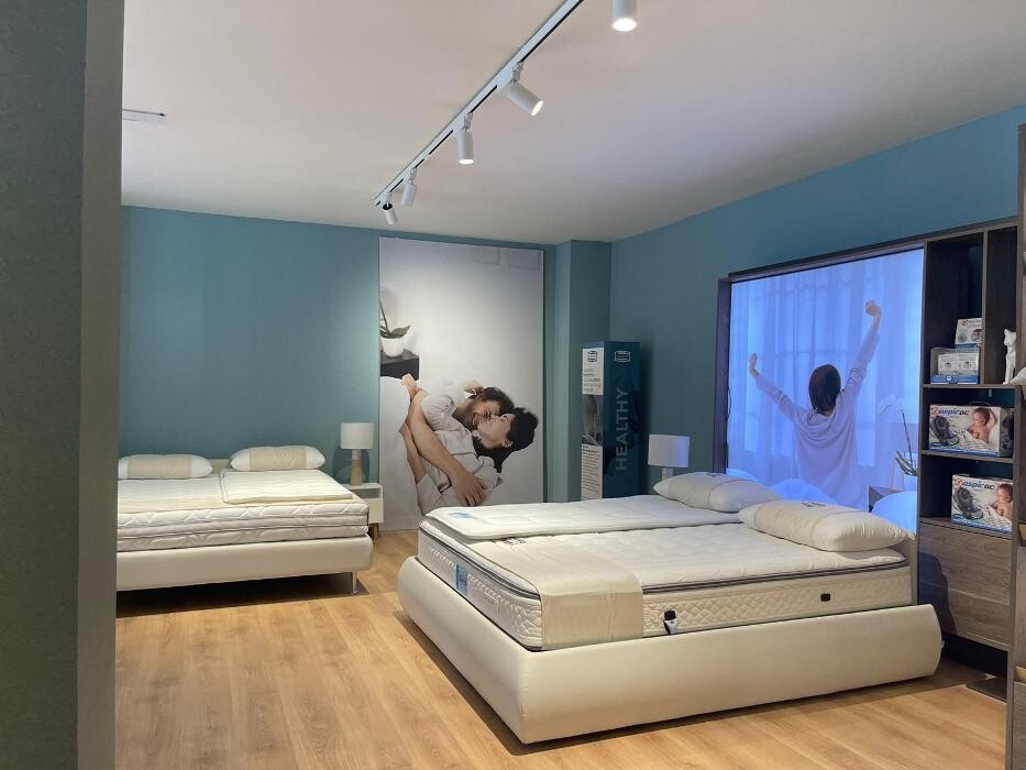 Images Simmons Store Varese