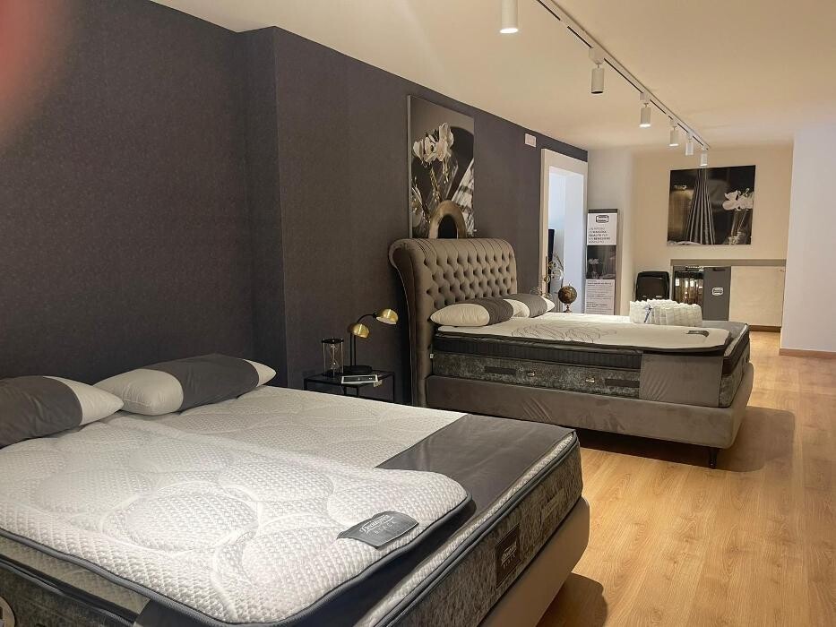 Images Simmons Store Varese