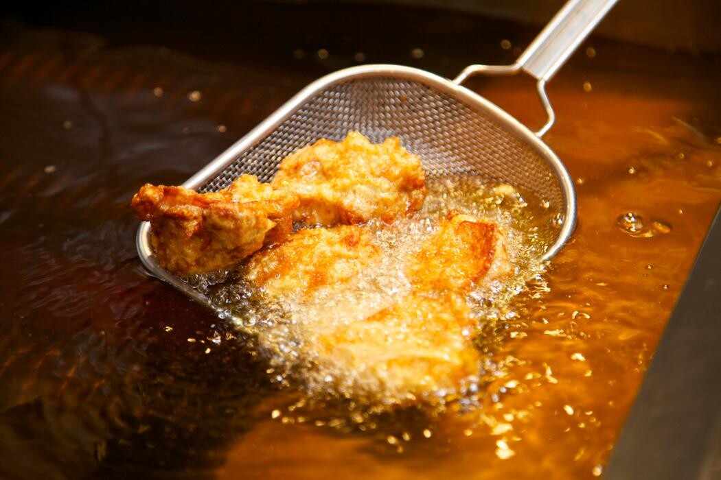 Images 骨付鳥、からあげ、ハイボール がブリチキン。那覇久茂地店