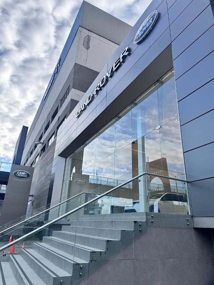 Images Agencia Land Rover Interlomas