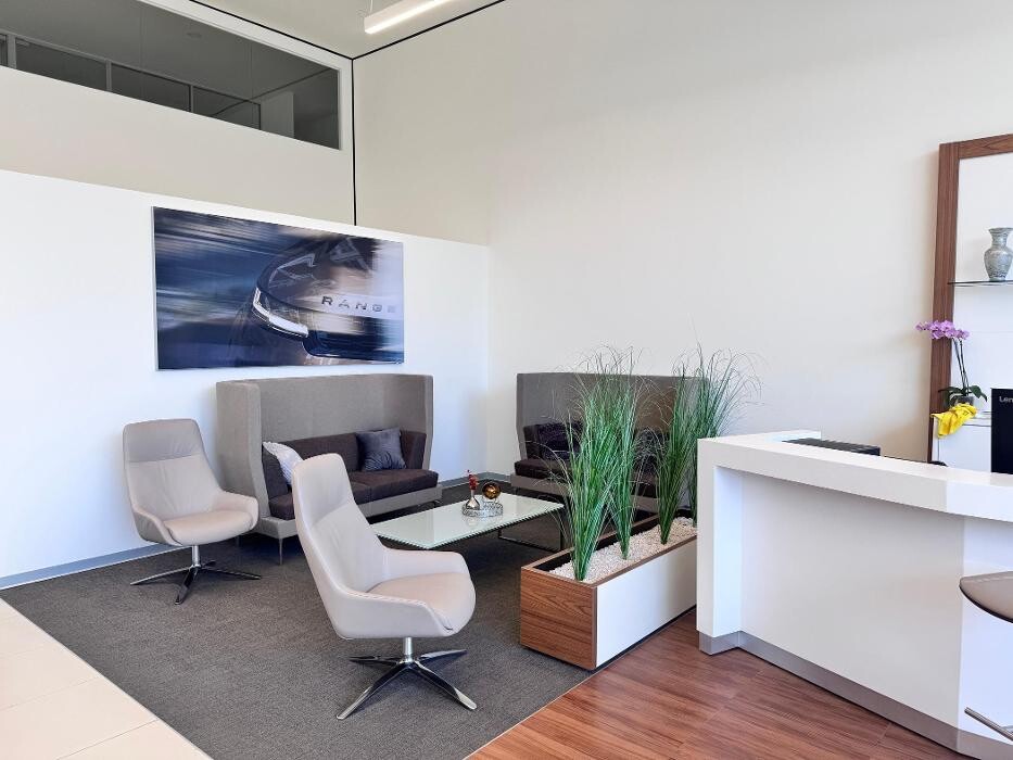 Images Agencia Land Rover Interlomas