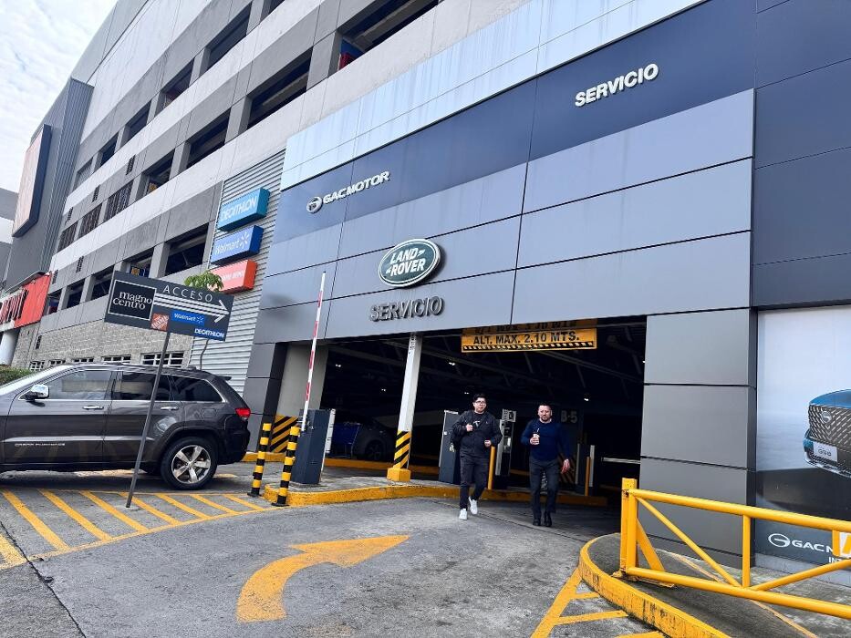 Images Agencia Land Rover Interlomas